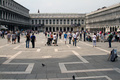 Piazza san Marco-Markuksen aukio, Venetsian historialinen sydän. Oikealla Basilica si San Marco
