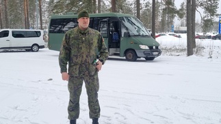 Vääpeli Pauli Mantila toimi oppaana ja autonkuljettajana ryhmälle.
