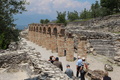 Crotte di Catullo oli valtava, pituus 167 m ja leveys 105 m